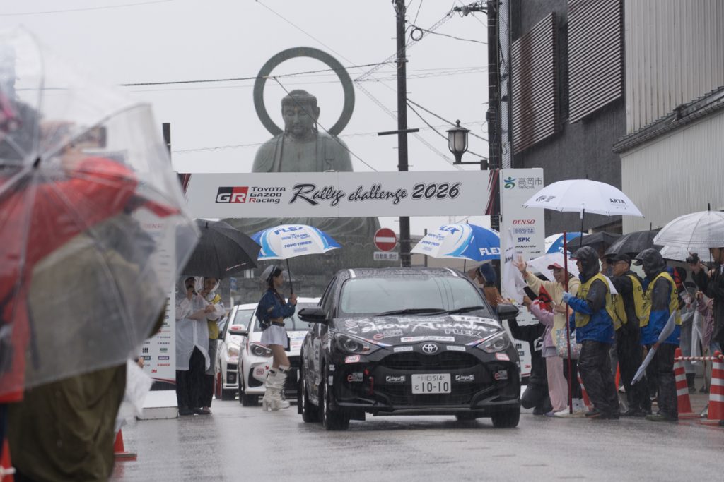 e 投票 FLEX SHOW AIKAWA Racing ORC ヤリスが雨天の中走行している画像